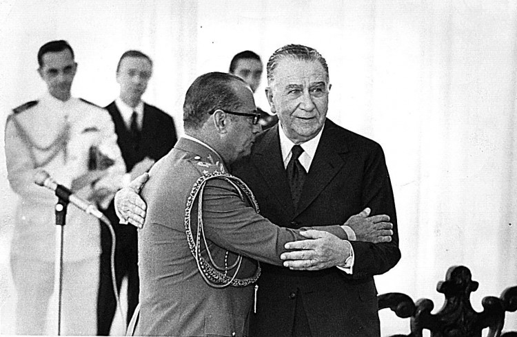 O general João Batista de Oliveira Figueiredo abraça o general Ernesto Garrastazu Médici em foto de 05.01.78. [FSP-Brasil-16.07.95]*** NÃO UTILIZAR SEM ANTES CHECAR CRÉDITO E LEGENDA***