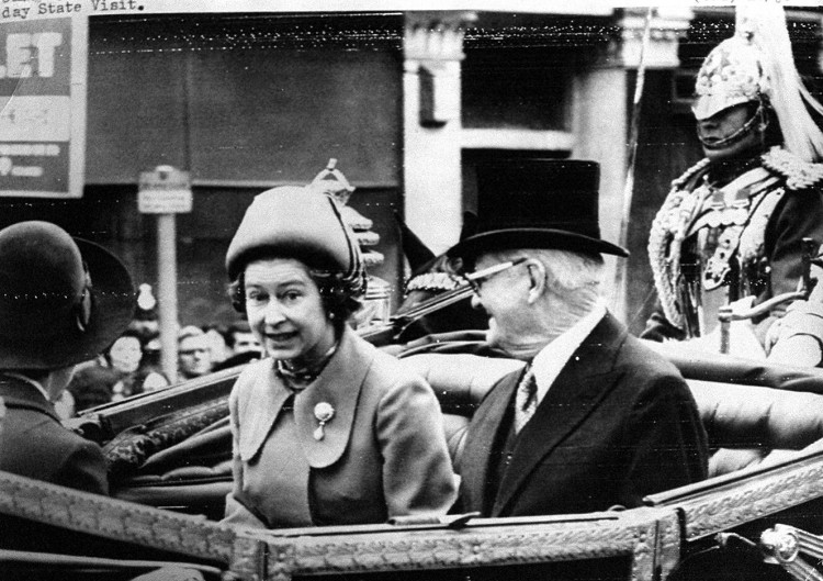 A rainha Elizabeth e Ernesto Geisel numa carruagem, após a chegada do presidente brasileiro em Londres para uma visita de quatro dias.*** NÃO UTILIZAR SEM ANTES CHECAR CRÉDITO E LEGENDA***