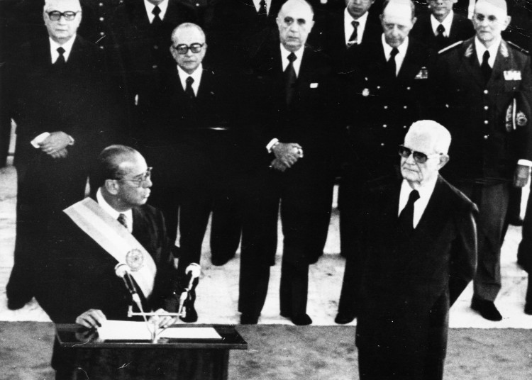 BRASÍLIA, DF, BRASIL, 15-03-1979: O presidente da república João Baptista Figueiredo, durante discurso de posse ao lado do seu antecessor Ernesto Geisel, em Brasília (DF). (Foto: Folhapress)