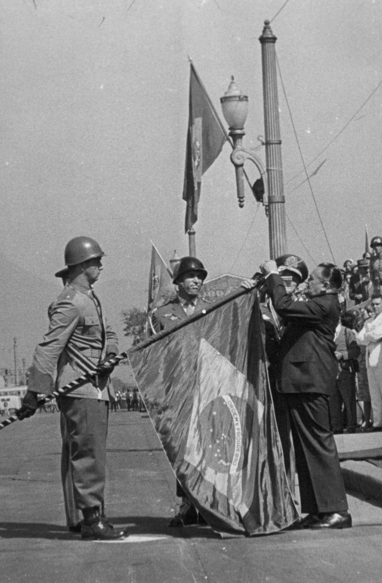 lightbox Golpe O presidente Humberto de Alencar Castelo Branco comemora o Dia do Soldado. 25/08/1964. Foto: UH/Folhapress