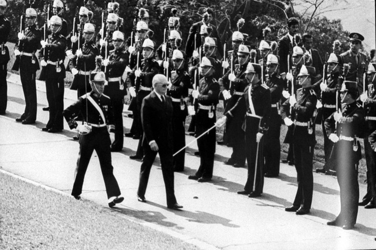 141201_0.tif. O presidente Ernesto Geisel passa tropas em revista. (São Paulo, 1977, Foto da Folha Imagem)  ***FOTO DE USO EXCLUSIVO FOLHAPRESS***