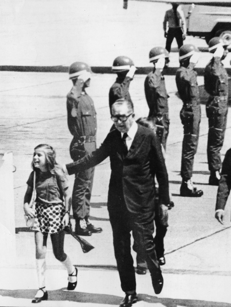 O presidente Emílio Garrastazu Médici e sua neta Carla chegam na Guanabara, no Rio de Janeiro (RJ). (Foto: 30.mar.1972/Folhapress)